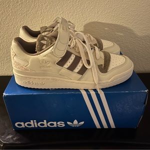 Size 7 women’s adidas forum low. “Halo Ivory Fleece”.